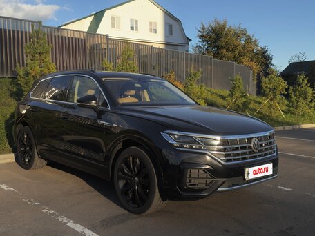 2018 Volkswagen Touareg III, чёрный, 4750000 рублей, вид 2