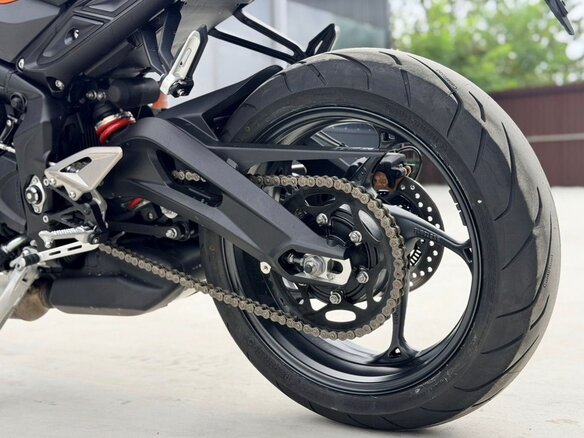 2025 Triumph Street Triple, оранжевый, 1230000 рублей - вид 13