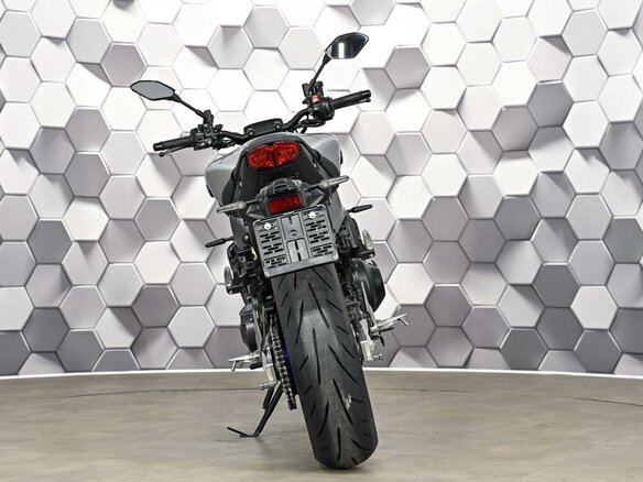 2023 Yamaha MT-09 (FZ-09), серебристый, 1199000 рублей - вид 5
