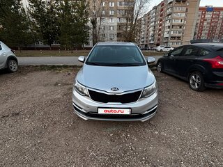 2015 Kia Rio III Рестайлинг, серебристый, 820000 рублей, вид 1