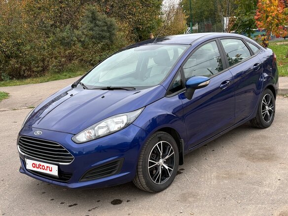 2016 Ford Fiesta Mk6 Рестайлинг, синий, 850000 рублей - вид 1