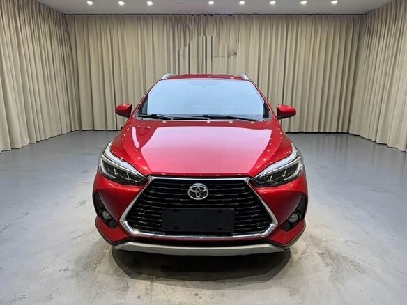 2023 Toyota Yaris L X XP150 Рестайлинг, красный, 1067000 рублей - вид 1