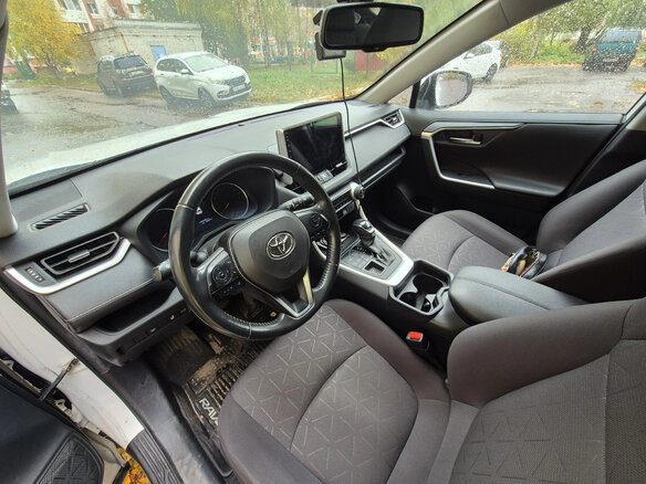 2021 Toyota RAV4 V (XA50), белый, 3360000 рублей - вид 3