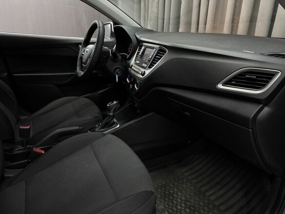 2017 Hyundai Solaris II, серебристый, 1199900 рублей - вид 16