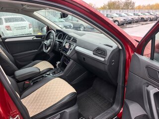 2022 Volkswagen Tiguan II Рестайлинг, красный, 3016000 рублей, вид 4