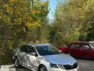 2017 Skoda Octavia III (A7) Рестайлинг, серебристый, 1600000 рублей, вид 2