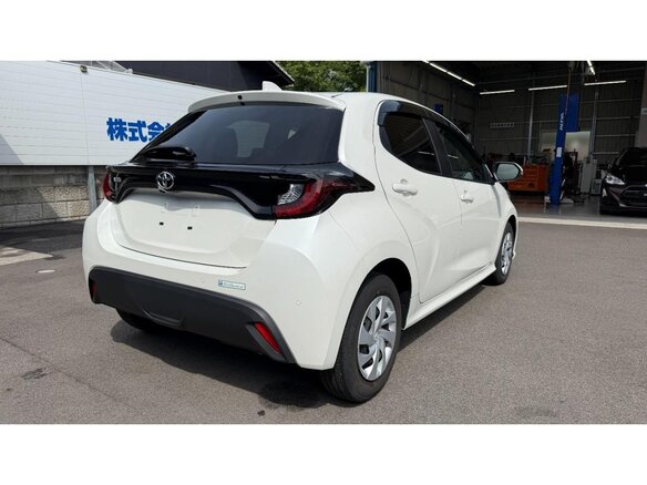 2022 Toyota Yaris IV, белый, 1061000 рублей - вид 5