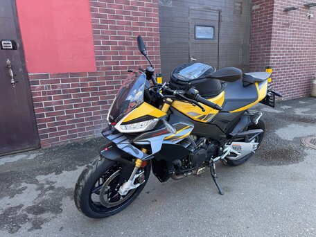 2025 Aprilia Tuono V4, жёлтый, 1965000 рублей, вид 1