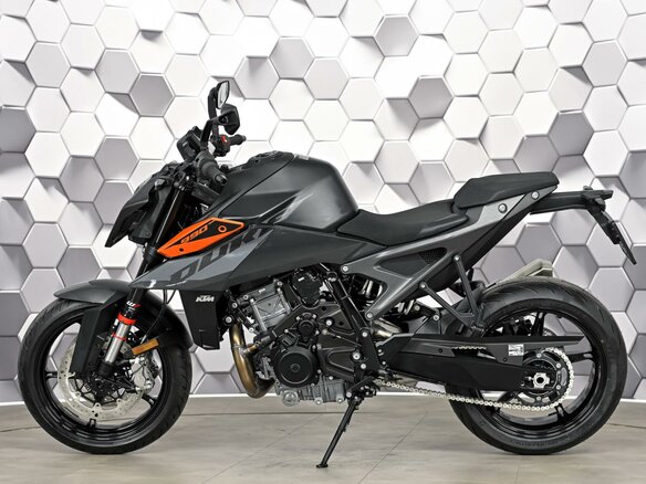 2024 KTM 990 Duke, серый, 1299000 рублей - вид 3