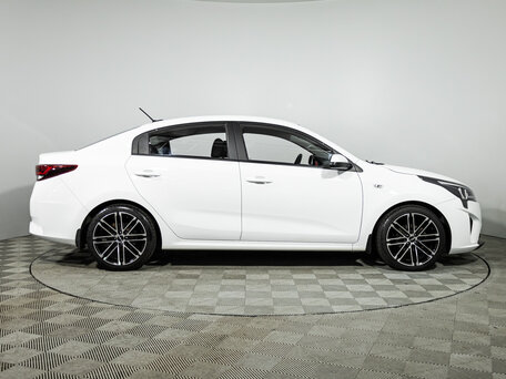 2021 Kia Rio IV Рестайлинг, белый, 1610900 рублей, вид 4