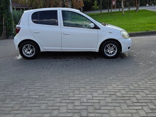 2001 Toyota Vitz I (P10), белый, 280000 рублей, вид 3