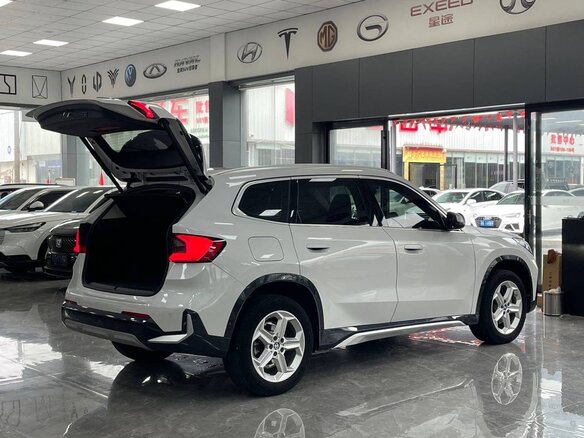 2023 BMW X1 Long 20Li sDrive II (F48) Рестайлинг, белый, 3490000 рублей - вид 2