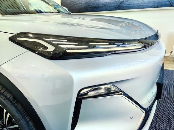 2026 Geely EX5 Гибрид EM-R, серебристый, 3829990 рублей - вид 2