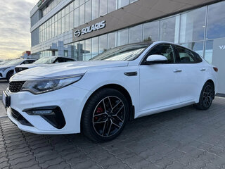 2019 Kia Optima IV Рестайлинг, белый, 2236500 рублей, вид 3