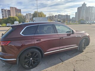 2019 Volkswagen Touareg III, пурпурный, 5800000 рублей, вид 2