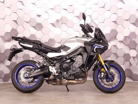 2022 Yamaha MT-09 Tracer (FJ-09), серебристый, 1247000 рублей, вид 3