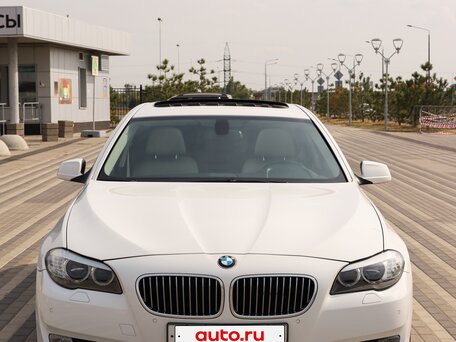 2010 BMW 5 серии 523i VI (F10/F11/F07), белый, 1730000 рублей, вид 2