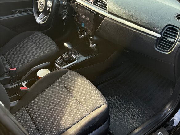 2019 Kia Rio IV, чёрный, 1150000 рублей - вид 4