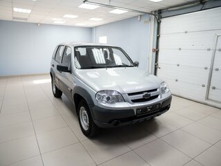 2014 Chevrolet Niva I Рестайлинг, серебристый, 559000 рублей, вид 3