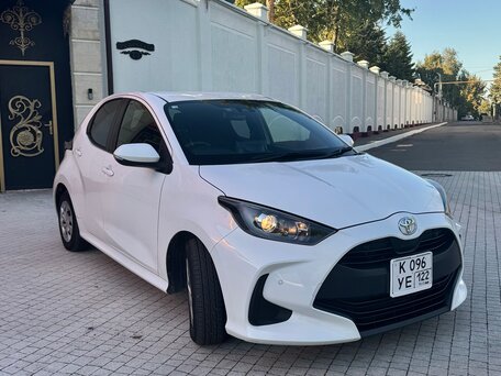 2021 Toyota Yaris IV, белый, 1190000 рублей, вид 4