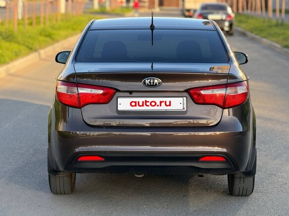 2014 Kia Rio 6-speed III, коричневый - вид 4