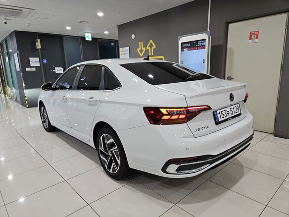 2023 Volkswagen Jetta VII Рестайлинг, белый - вид 2