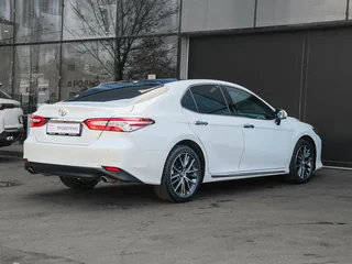 2023 Toyota Camry VIII (XV70) Рестайлинг, белый, 3690000 рублей, вид 4