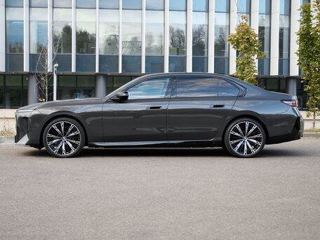 2026 BMW 7 серии 740 xDrive VII (G70) Рестайлинг, серый, 23800000 рублей, вид 3