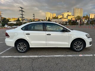 2018 Volkswagen Polo V Рестайлинг, белый, 1050000 рублей, вид 4