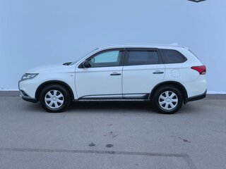 2017 Mitsubishi Outlander III Рестайлинг 2, белый, 1340000 рублей, вид 3