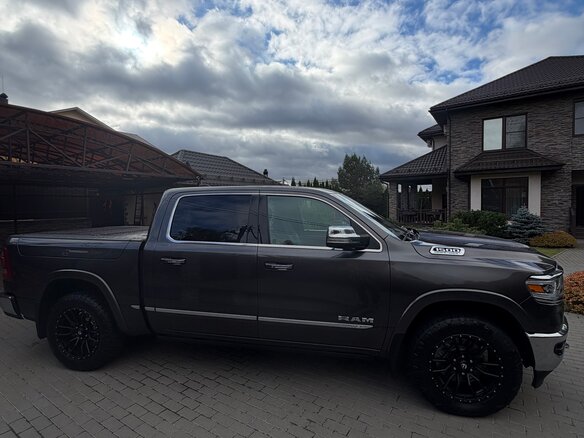 2021 Ram 1500 Crew Cab eTorque V, серый, 7500000 рублей - вид 2
