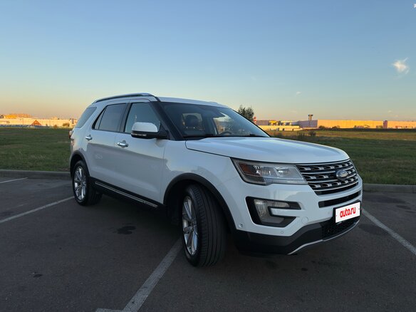 2016 Ford Explorer V Рестайлинг, белый, 2700000 рублей - вид 1