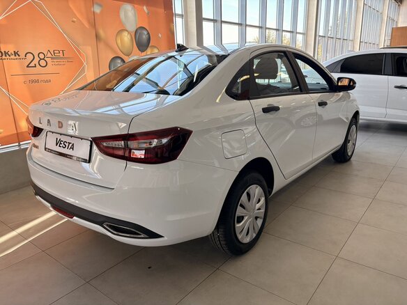 2026 Lada (ВАЗ) Vesta I Рестайлинг (NG), белый, 1611900 рублей - вид 2