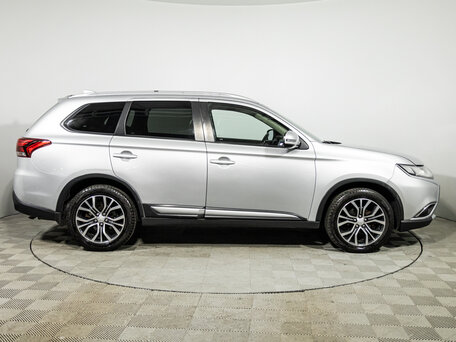 2017 Mitsubishi Outlander III Рестайлинг 2, серебристый, 1599700 рублей, вид 4