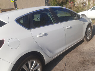 2011 Opel Astra J, белый, 450000 рублей, вид 2