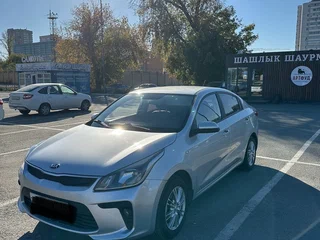 2020 Kia Rio IV, серебристый, 890000 рублей, вид 1