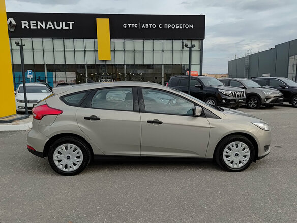 2017 Ford Focus III Рестайлинг, бежевый, 990000 рублей - вид 3