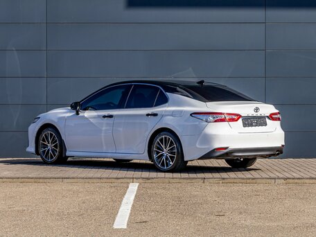 2021 Toyota Camry VIII (XV70) Рестайлинг, белый, 2495000 рублей, вид 4