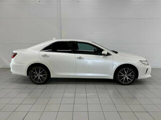 2015 Toyota Camry VII (XV50) Рестайлинг, белый, 1970000 рублей, вид 4