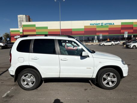 2016 Chevrolet Niva I Рестайлинг, белый, 620000 рублей, вид 3