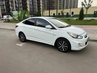 2011 Hyundai Solaris I, белый, 720000 рублей, вид 3
