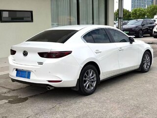 2022 Mazda 3 Axela IV (BP), белый, 1820000 рублей, вид 4