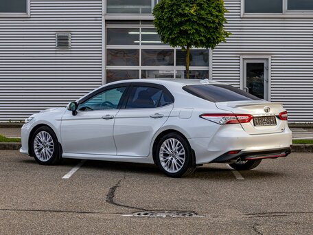 2018 Toyota Camry VIII (XV70), белый, 2355000 рублей, вид 4