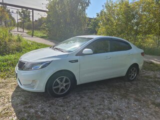 2013 Kia Rio 4-speed III, белый, 550000 рублей, вид 1