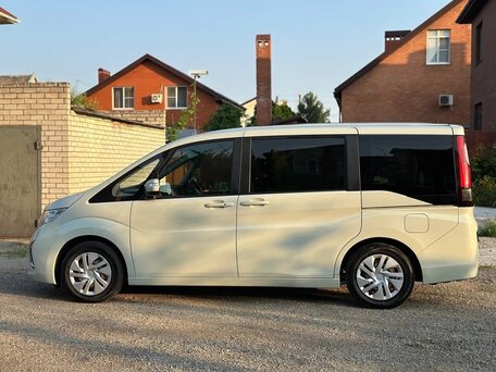2016 Honda Stepwgn V, белый, 1355000 рублей, вид 4