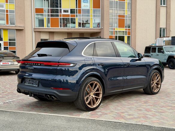 2023 Porsche Cayenne III Рестайлинг, синий, 7140000 рублей - вид 2