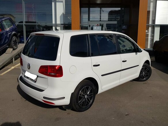 2011 Volkswagen Touran I Рестайлинг 2, белый, 910000 рублей - вид 4