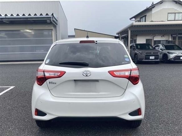 2018 Toyota Vitz III (XP130) Рестайлинг 2, белый, 750001 рублей - вид 5
