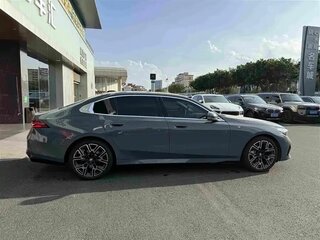 2024 BMW 5 серии Long 530Li xDrive VIII (G60/G61/G68), серый, 7088318 рублей, вид 3