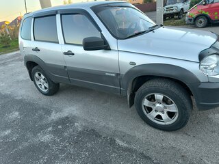 2013 Chevrolet Niva I Рестайлинг, серебристый, 610000 рублей, вид 2